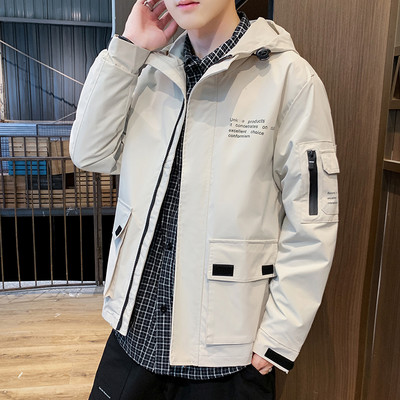 Ingyenes modell férfi kabát kapucnival és zsebekkel