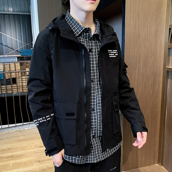 Ingyenes modell férfi kabát kapucnival és zsebekkel