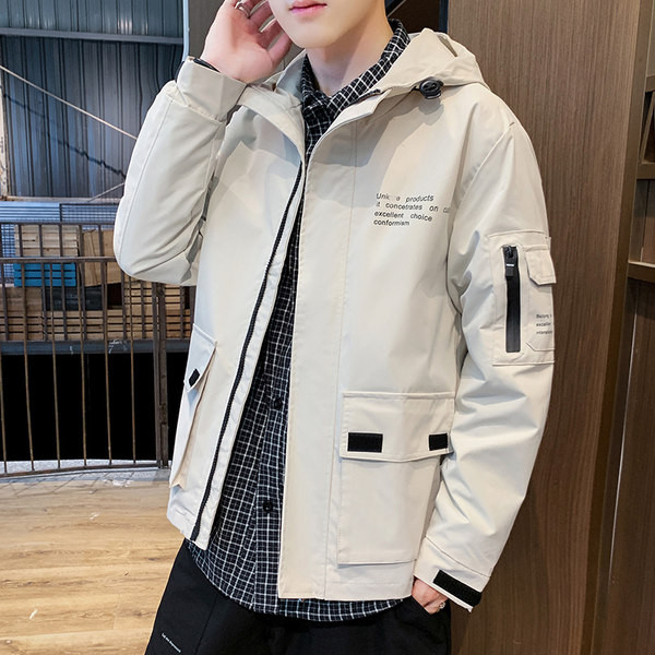 Ingyenes modell férfi kabát kapucnival és zsebekkel