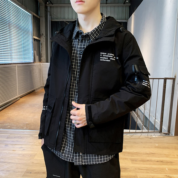 Ingyenes modell férfi kabát kapucnival és zsebekkel