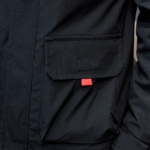 Férfi dzseki fehér és fekete zsebekkel