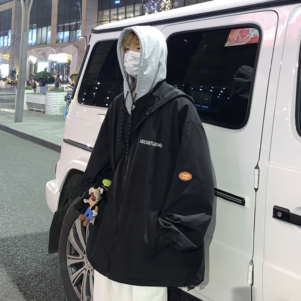 Sportlik meeste kevadjope kapuutsiga