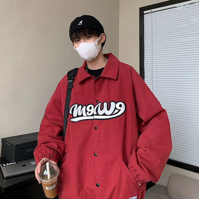 Férfi kabát klasszikus gallérral és hímzett felirattal