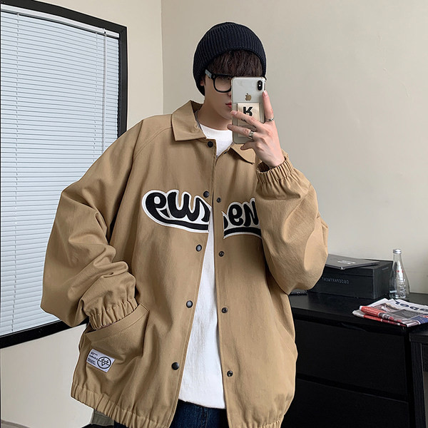 Férfi kabát klasszikus gallérral és hímzett felirattal