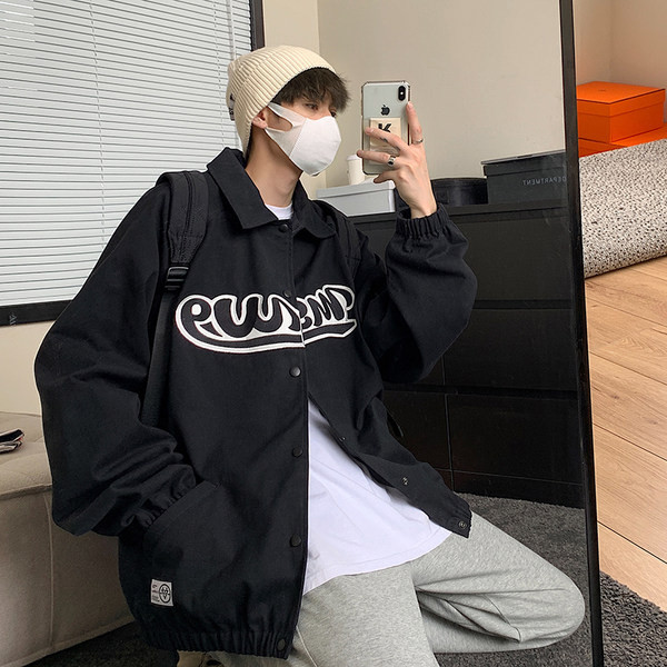 Férfi kabát klasszikus gallérral és hímzett felirattal