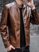 Stílusos férfi bőrdzseki cipzárral és gombokkal