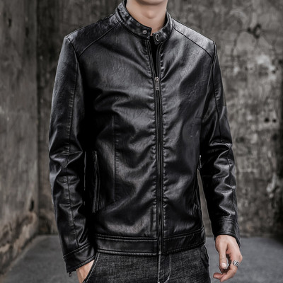 Stílusos férfi bőrdzseki cipzárral és gombokkal