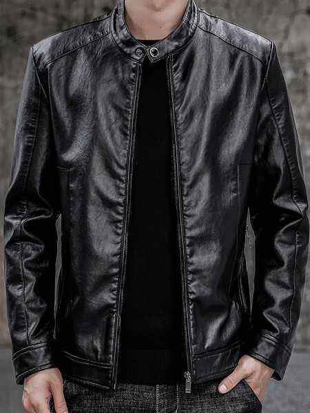 Stílusos férfi bőrdzseki cipzárral és gombokkal