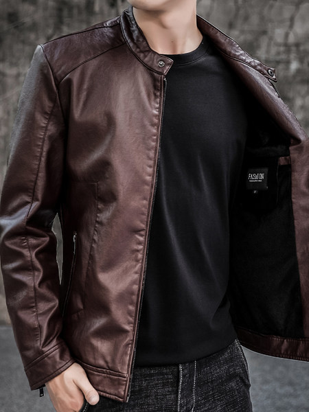 Stílusos férfi bőrdzseki cipzárral és gombokkal