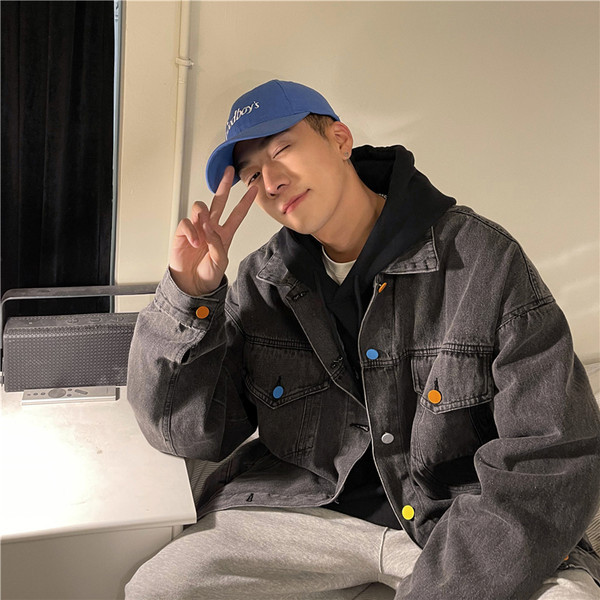 Meeste värviliste nööpidega teksajakk