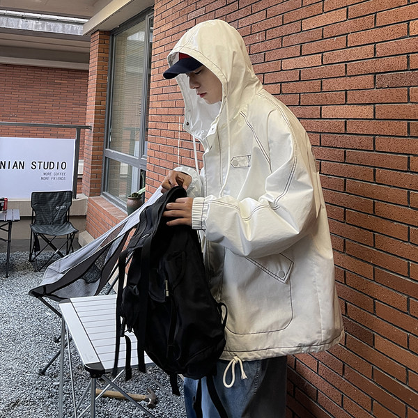 Kapuutsi ja taskutega meeste talvejope