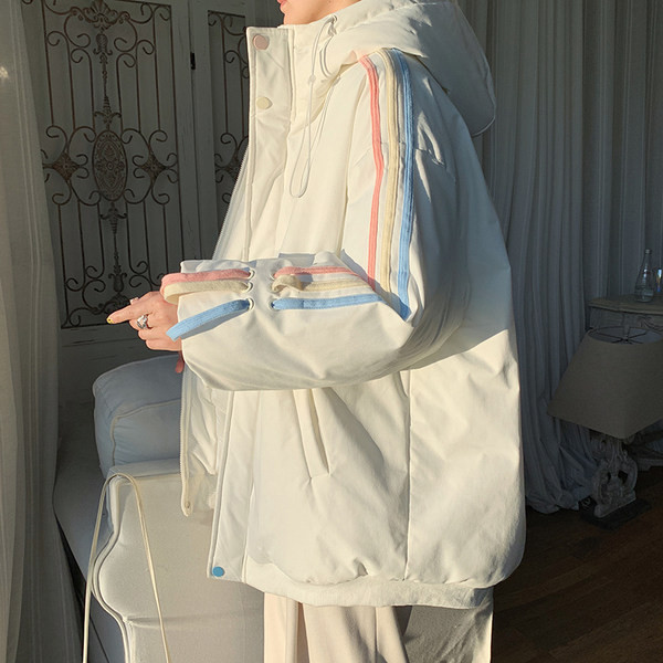 Széles férfi kabát szegéllyel és cipzárral