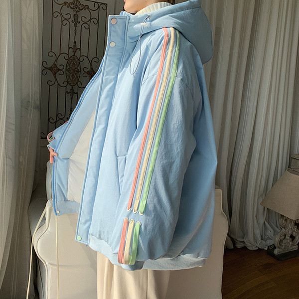 Széles férfi kabát szegéllyel és cipzárral