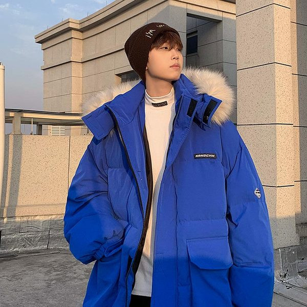 Férfi széles kabát kapucnival és zsebekkel