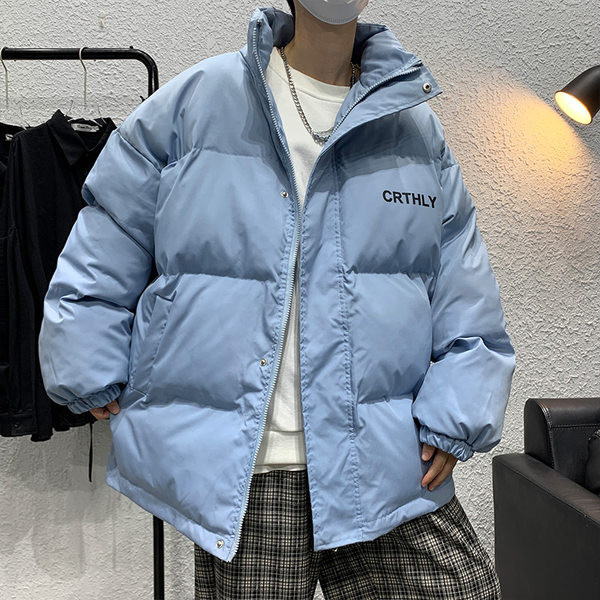 Téli kabát gombokkal és magas gallérral