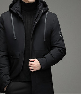 Modern férfi kabát zsebekkel és emblémával