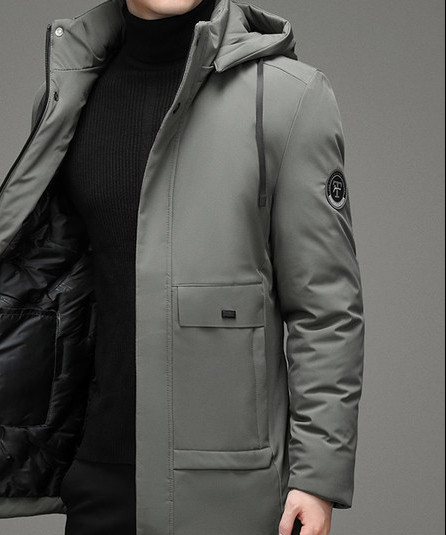 Modern férfi kabát zsebekkel és emblémával