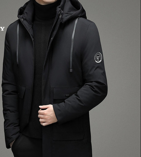 Modern férfi kabát zsebekkel és emblémával