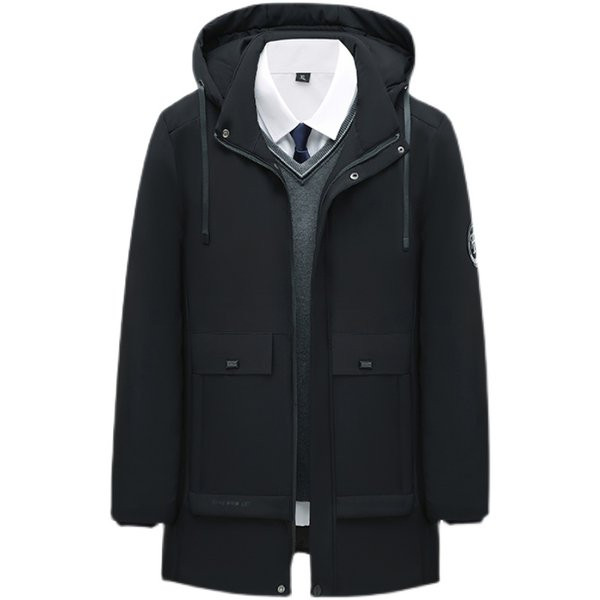 Modern férfi kabát zsebekkel és emblémával