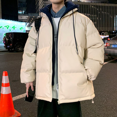 Széles férfi téli kabát cipzárral és zsebekkel