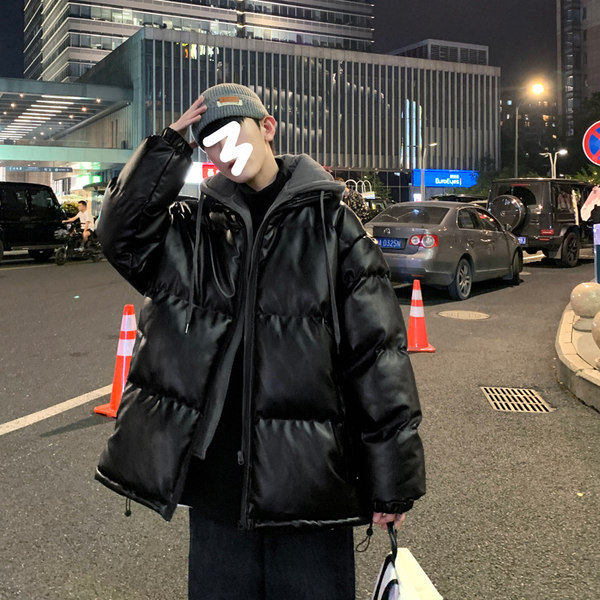 Széles férfi téli kabát cipzárral és zsebekkel