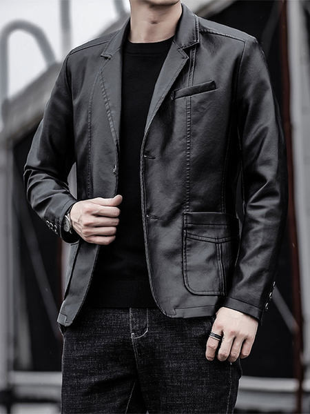 Férfi bőrdzseki gombokkal és zsebekkel