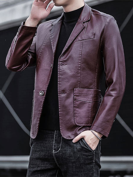 Férfi bőrdzseki gombokkal és zsebekkel