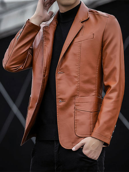 Férfi bőrdzseki gombokkal és zsebekkel