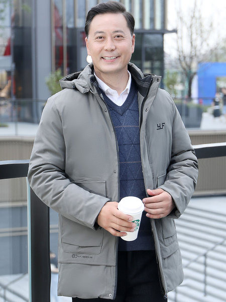 Kolmes värvitoonis lukuga meeste talvejope