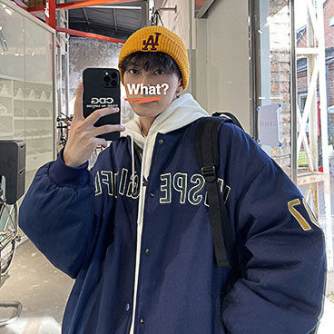 Besplatan model muške jakne sa izvezenim natpisom