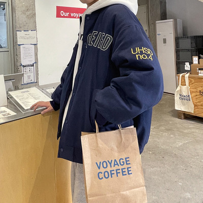 Besplatan model muške jakne sa izvezenim natpisom