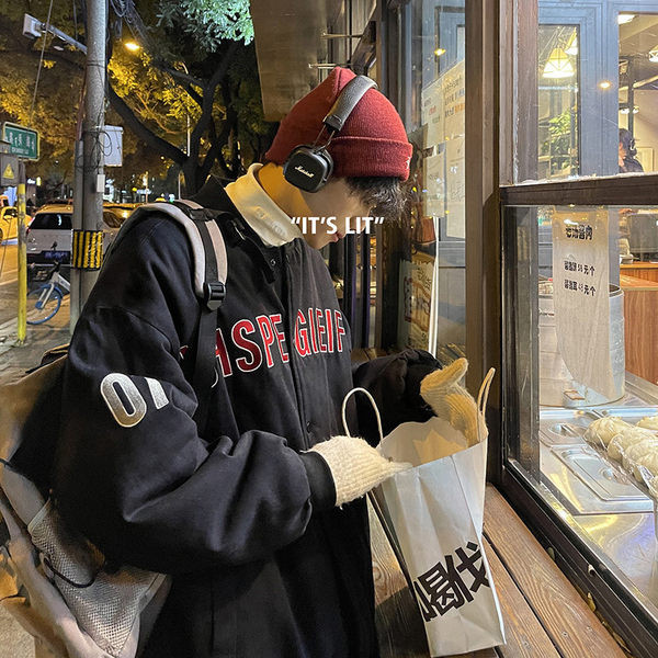 Besplatan model muške jakne sa izvezenim natpisom