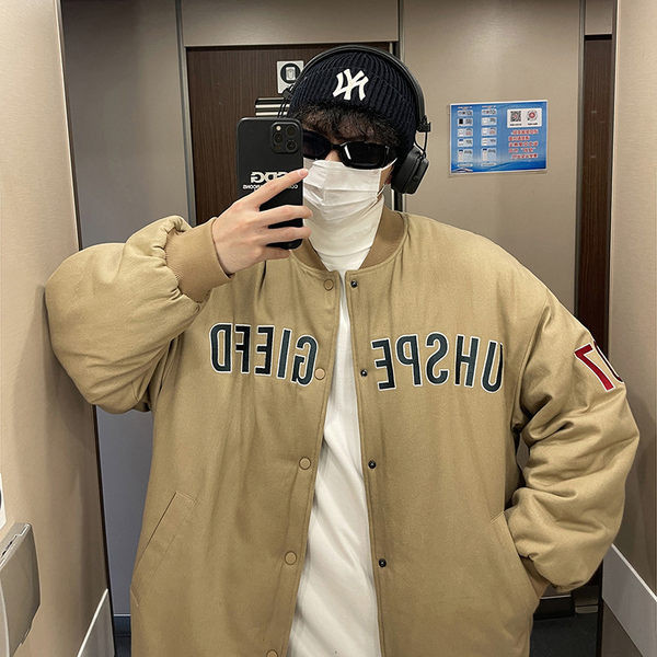 Besplatan model muške jakne sa izvezenim natpisom