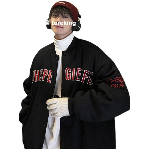 Besplatan model muške jakne sa izvezenim natpisom