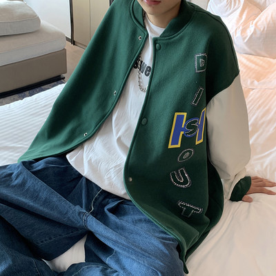 Férfi kabát széles modell gombokkal és felirattal