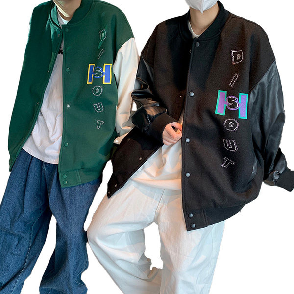 Férfi kabát széles modell gombokkal és felirattal