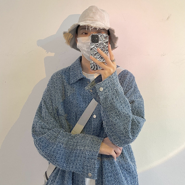 Vékony tavaszi-őszi kabát gombokkal férfiaknak