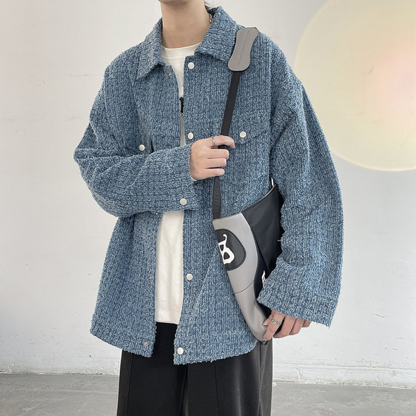 Vékony tavaszi-őszi kabát gombokkal férfiaknak