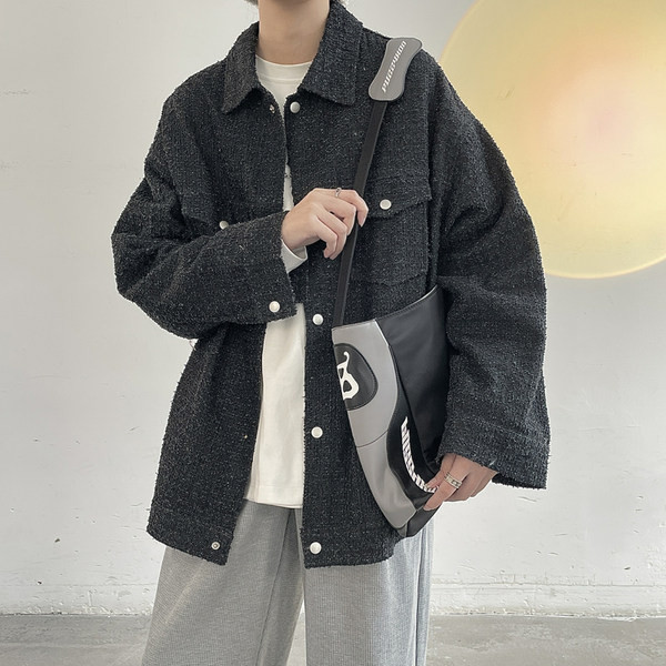 Vékony tavaszi-őszi kabát gombokkal férfiaknak