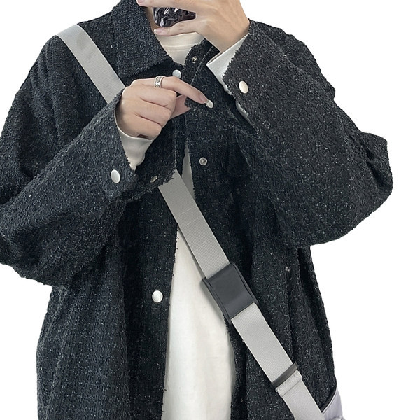 Vékony tavaszi-őszi kabát gombokkal férfiaknak