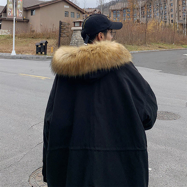 Széles modell férfi kabát kapucnival és eco pehellyel