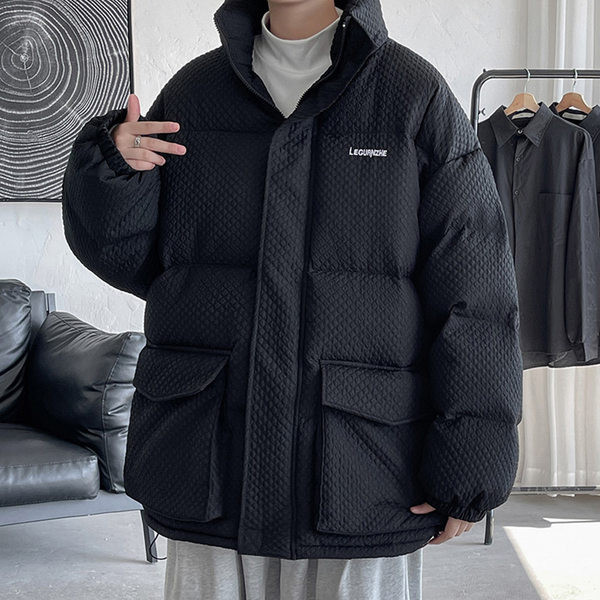 Téli férfi kabát magas gallérral és nagy zsebekkel