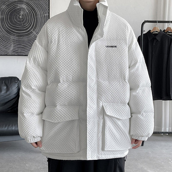 Téli férfi kabát magas gallérral és nagy zsebekkel