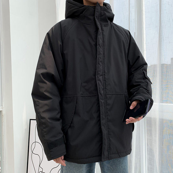 Modern, széles férfi kabát kapucnival