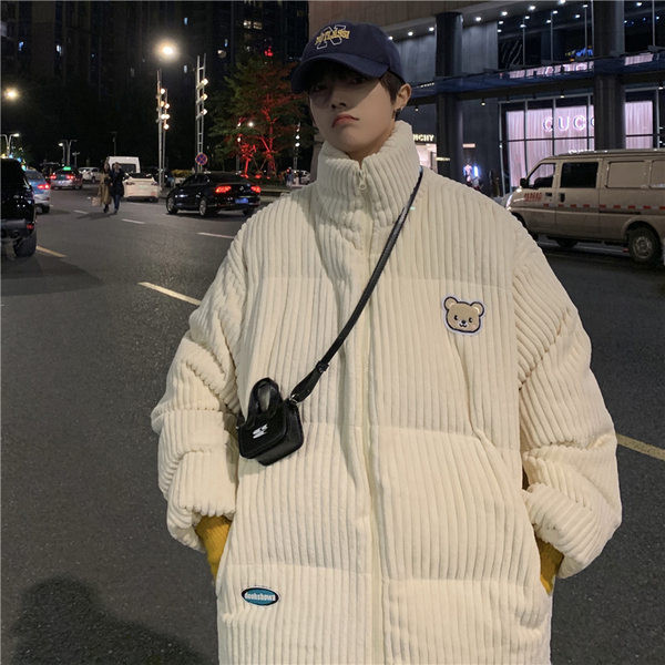 Férfi kabát magas gallérral és hímzett macival