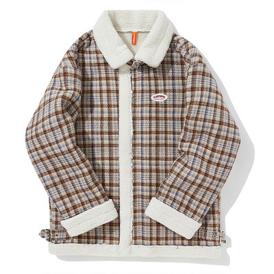 Kockás férfi pehelykabát emblémával