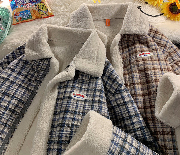 Kockás férfi pehelykabát emblémával