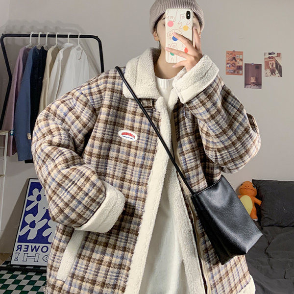 Kockás férfi pehelykabát emblémával