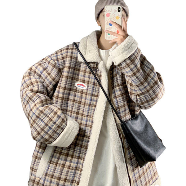 Kockás férfi pehelykabát emblémával