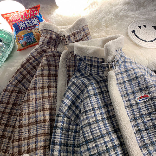 Kockás férfi pehelykabát emblémával